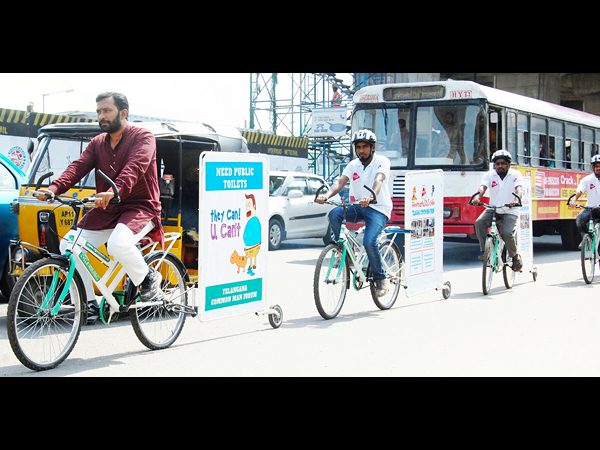 పబ్లిక్ టాయిలెట్స్ కోసం సైకిల్ యాత్ర