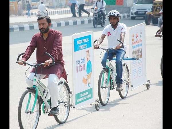 పబ్లిక్ టాయిలెట్స్ కోసం సైకిల్ యాత్ర