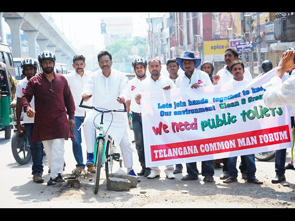 పబ్లిక్ టాయిలెట్స్ కోసం సైకిల్ యాత్ర