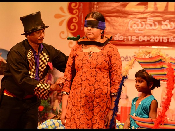 సిల్క్ వస్త్రాల నుంచి గులాబీలు ఓ అద్భుతం