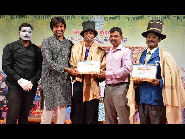 సిల్క్ వస్త్రాల నుంచి గులాబీలు ఓ అద్భుతం