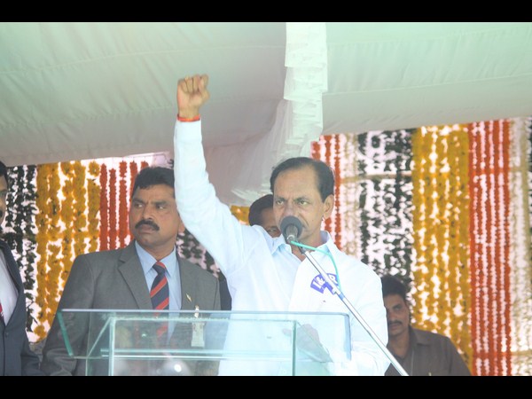 KCR tastes Telangana recipes at plenary KCR tastes Telangana recipes at plenary