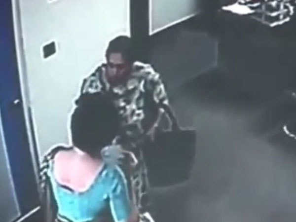 Viral Video: Student's mother beats woman school director black and blue Viral Video: Student's mother beats woman school director black and blue