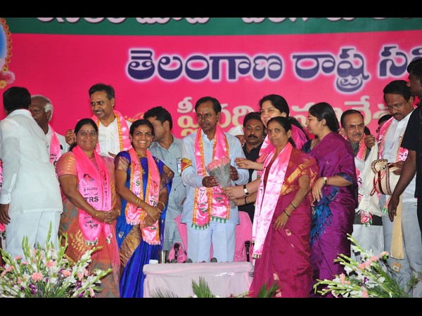కెసిఆర్కు అభినందనలు