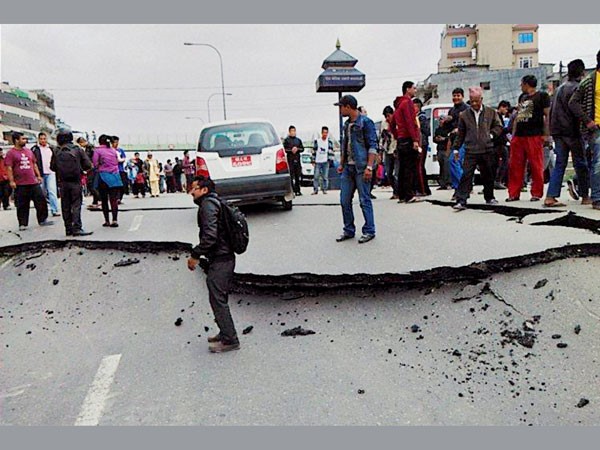 Nepal quake triggers avalanche on Mount Everest; 18 dead Nepal quake triggers avalanche on Mount Everest; 18 dead