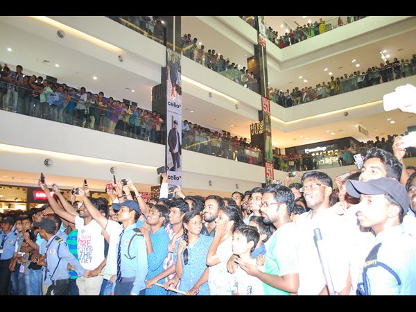 'సన్నీ' సందడి, సెల్ఫీల కోసం యువత పోటీ
