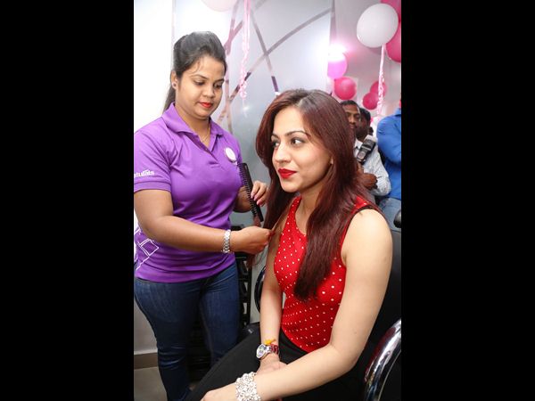 నటి అక్ష చేతుల మీదగా నాచురల్స్-డబ్ల్యు (ఉమెన్) సెలూన్