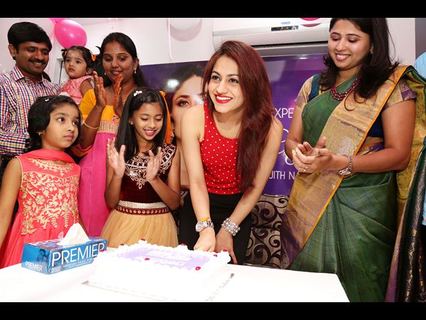 నటి అక్ష చేతుల మీదగా నాచురల్స్-డబ్ల్యు (ఉమెన్) సెలూన్