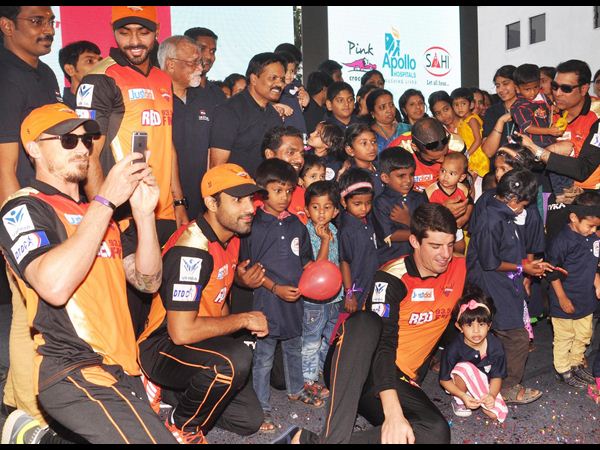 సన్రైజర్స్ టీం సందడి