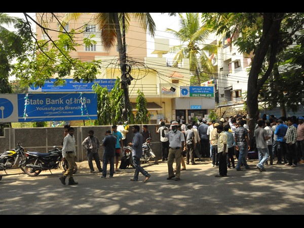 ఏటీఎంలో యువతి నుండి చోరీ