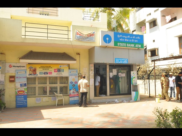 ఏటీఎంలో యువతి నుండి చోరీ