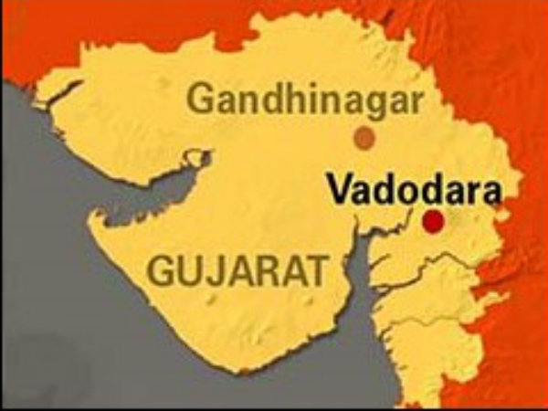 Vadodara: Policemen seen dancing with bar girls Vadodara: Policemen seen dancing with bar girls
