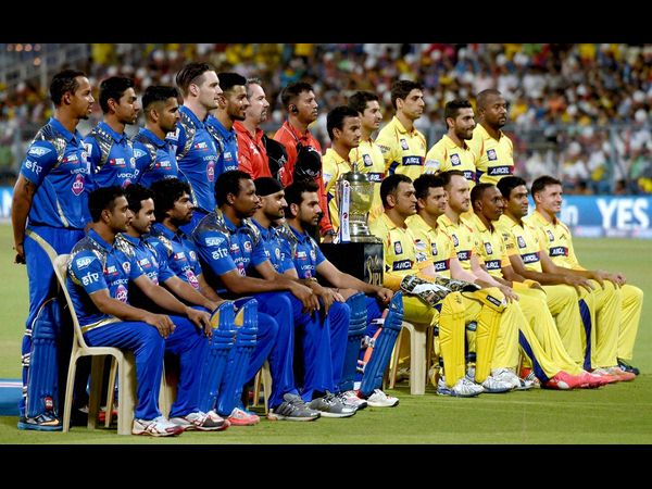 ట్రోఫీతో చెన్నై-ముంబై ఆటగాళ్లు