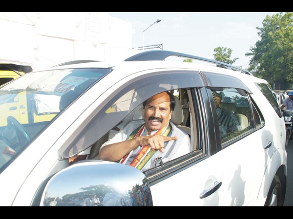 గవర్నర్కు నేతల ఫిర్యాదు
