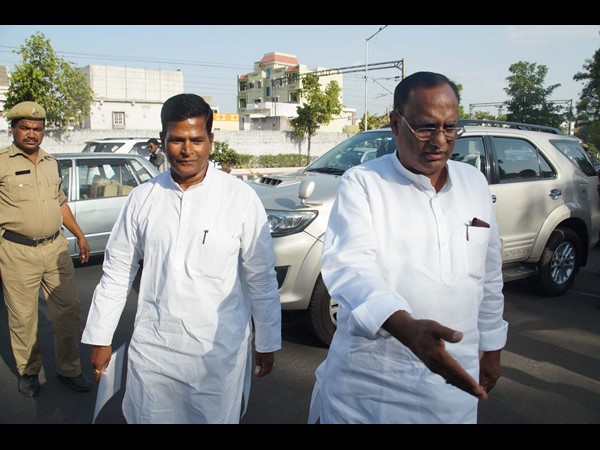 గవర్నర్కు నేతల ఫిర్యాదు