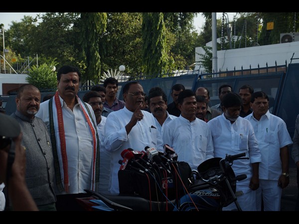 గవర్నర్కు నేతల ఫిర్యాదు