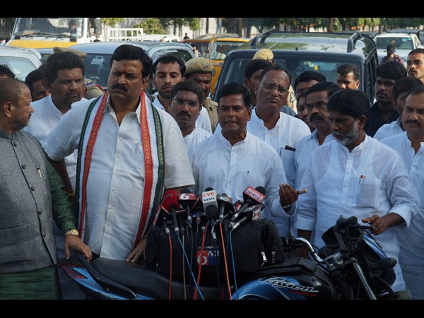 గవర్నర్కు నేతల ఫిర్యాదు