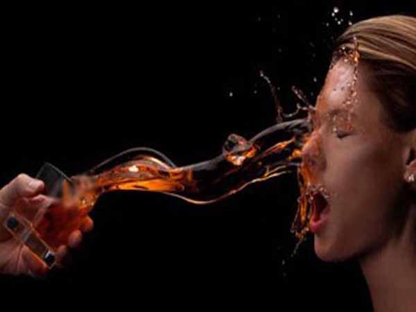 Man threw acid on his wife in Uttar Pradesh Man threw acid on his wife in Uttar Pradesh