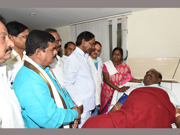 KCR visits Speaker Madhusudhana Chary in NIMS KCR visits Speaker Madhusudhana Chary in NIMS