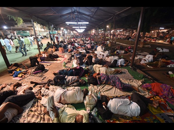 సేదతీరుతున్న రోగులు