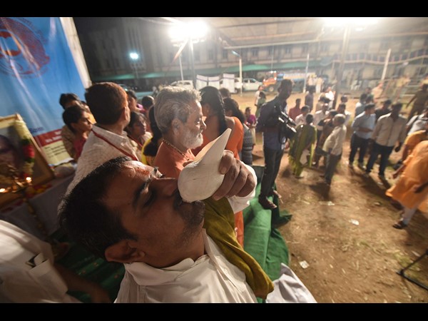 శంఖం పూరించిన బత్తిని సోదరులు