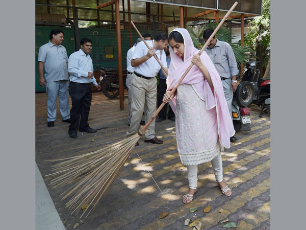 India sets world record with largest Swachch Bharat Mission poster India sets world record with largest Swachch Bharat Mission poster