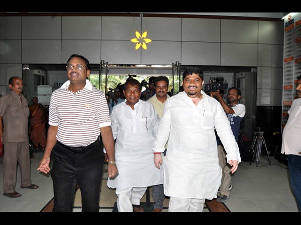 2 రోజుల తర్వాత ఈటెల డిశ్చార్జ్: కవిత, కేసీఆర్ భార్య వచ్చారు(పిక్చర్స్)