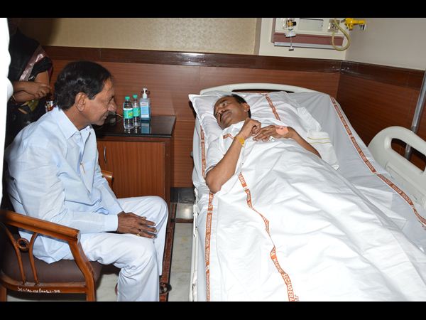 మంత్రి ఈటెలను పరామర్శించిన సీఎం కేసీఆర్