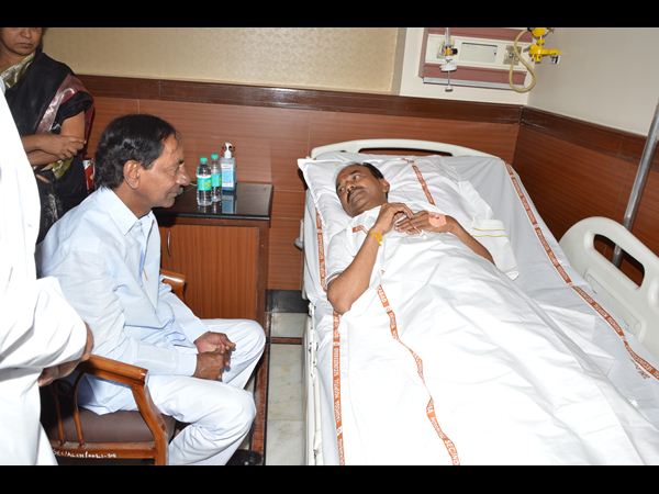 మంత్రి ఈటెలను పరామర్శించిన సీఎం కేసీఆర్