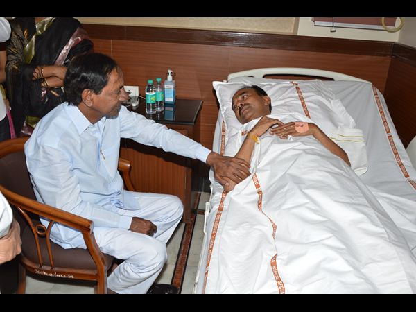 మంత్రి ఈటెలను పరామర్శించిన సీఎం కేసీఆర్