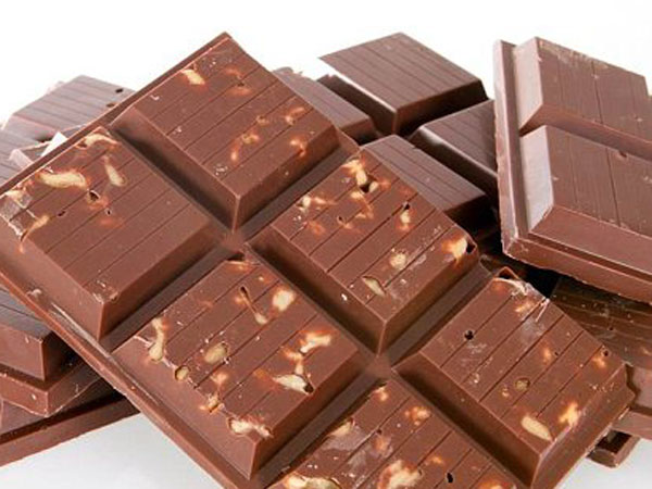 Eating chocolate linked to 'lower heart disease and stroke risk' Eating chocolate linked to 'lower heart disease and stroke risk'