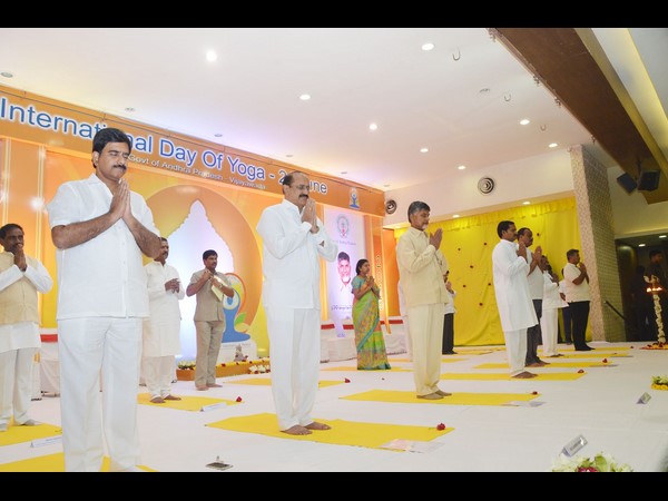 యోగా సాధనలో చంద్రబాబు