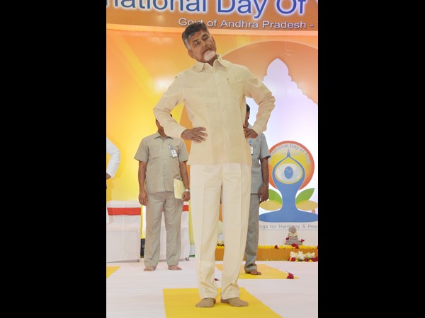 యోగా సాధనలో చంద్రబాబు