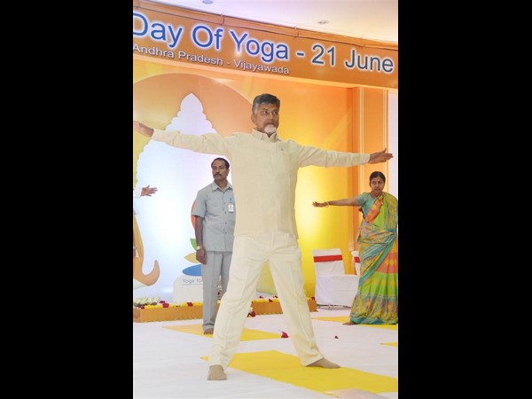 యోగా సాధనలో చంద్రబాబు