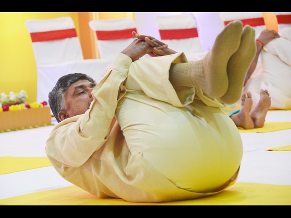యోగా సాధనలో చంద్రబాబు