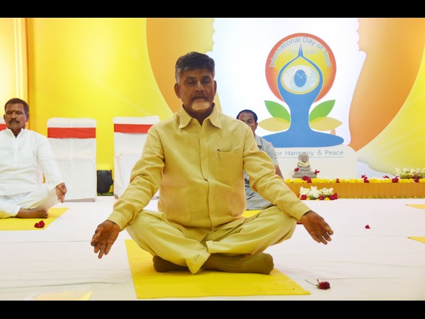 యోగా సాధనలో చంద్రబాబు