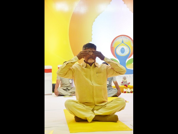 యోగా సాధనలో చంద్రబాబు