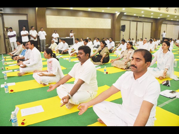 యోగా సాధనలో చంద్రబాబు