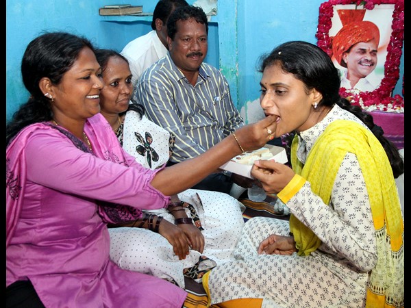 స్వీట్ తినిపిస్తూ..