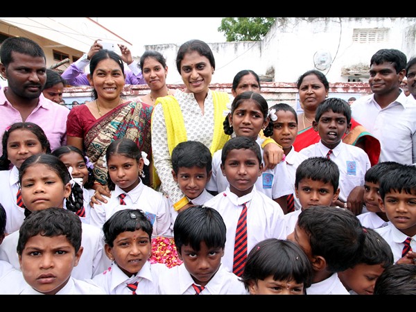 చిన్నారులతో..