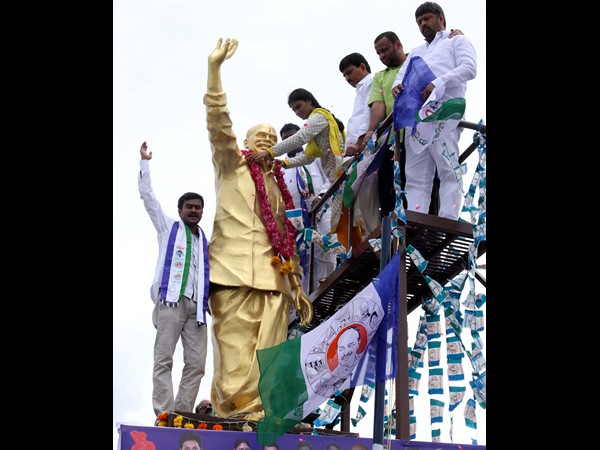 వైయస్కు నివాళి