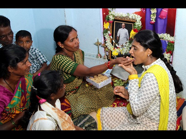 స్వీట్ తినిపిస్తూ..