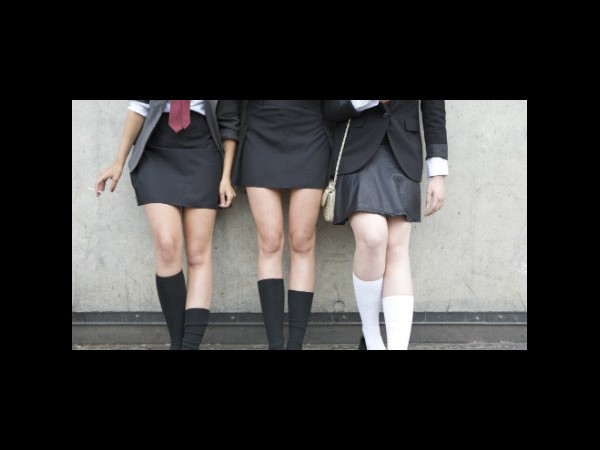 School bans girls from Wearing skirts in london School bans girls from Wearing skirts in london