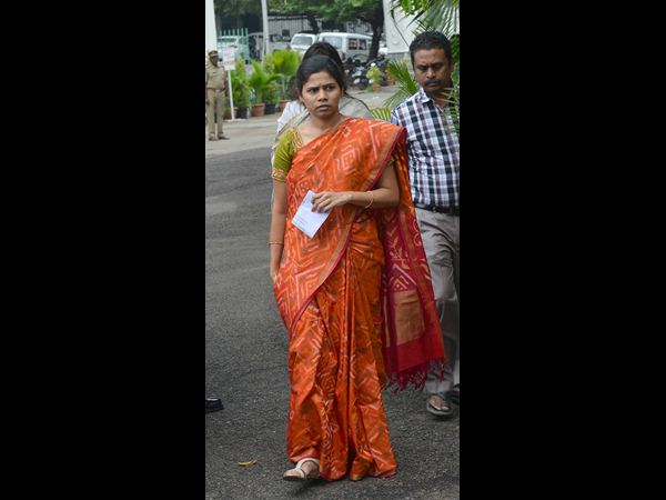 Bhuma Akila priya meets father in hospital Bhuma Akila priya meets father in hospital