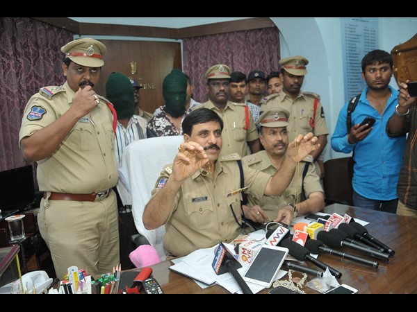 ఎయిర్ ఇండియా ఉద్యోగినిని దోచుకున్న ఆటో డ్రైవర్ అరెస్ట్