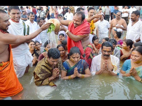 పుష్కర స్నానం