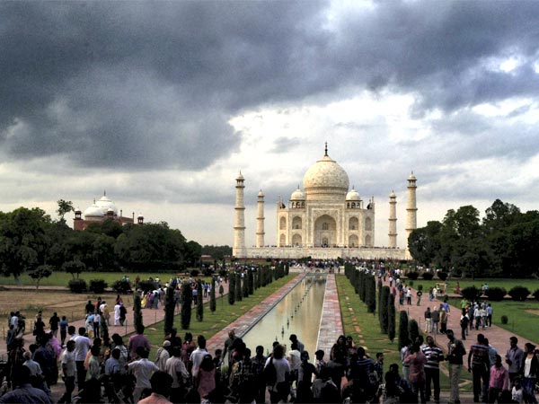Lovers attempts to commit suicide near Tajmahal in Agra Lovers attempts to commit suicide near Tajmahal in Agra
