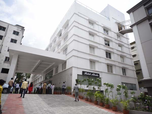 Man falls from hotel window, dies on spot Man falls from hotel window, dies on spot