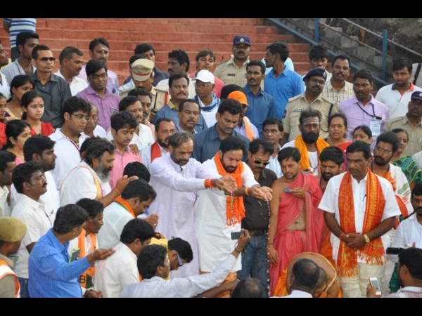 బిజెపి నేతల పుష్కర స్నానం