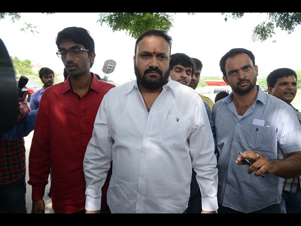 ఐదుగురిని ప్రశ్నించారు...